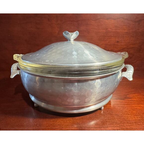 Vintage Flower Hand Hammered Forged Aluminum Covered Casserole Pyrex Dish - Picture 1 of 11
